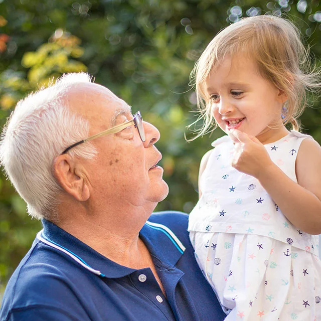 Couple de seniors émus après l'interview de leur histoire de vie