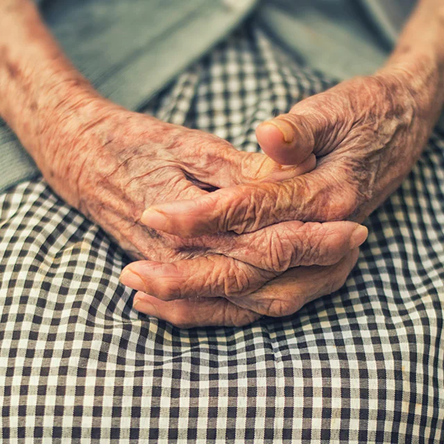 Grand-mère heureuse d'avoir partagé son histoire de vie en vidéo